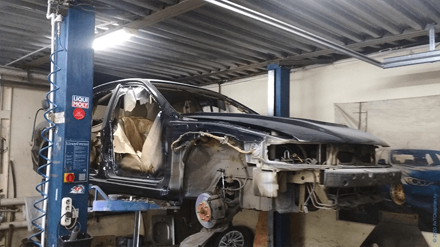Mitsubishi Galant на подъемнике